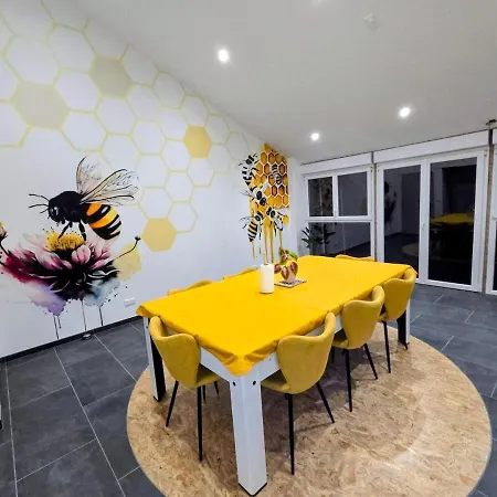 Des Abeilles, Le Lys Appartement